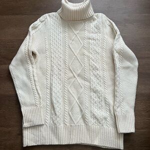 Women’s LL Bean Merino Wool Cable Knit Turtle Neck sweater. Size Large